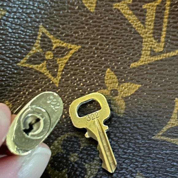 Authentic Louis Vuitton Lock & Key Set #322. Good condition. - Picture 4 of 4